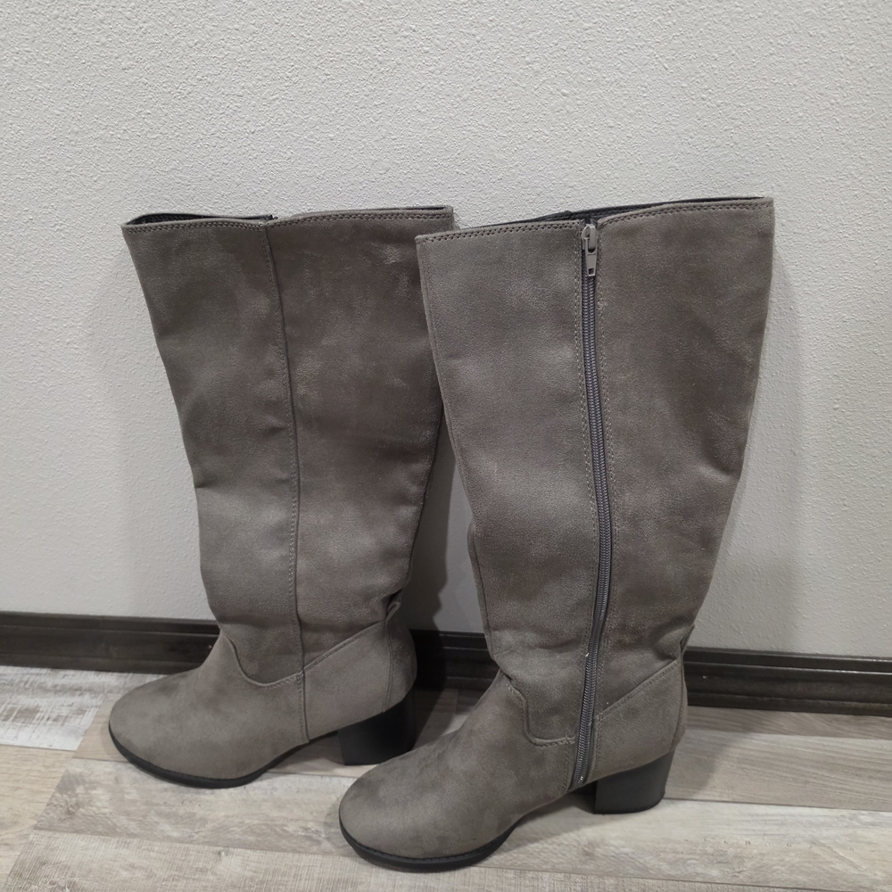 Soda Women's Heeled Boots in Gray
